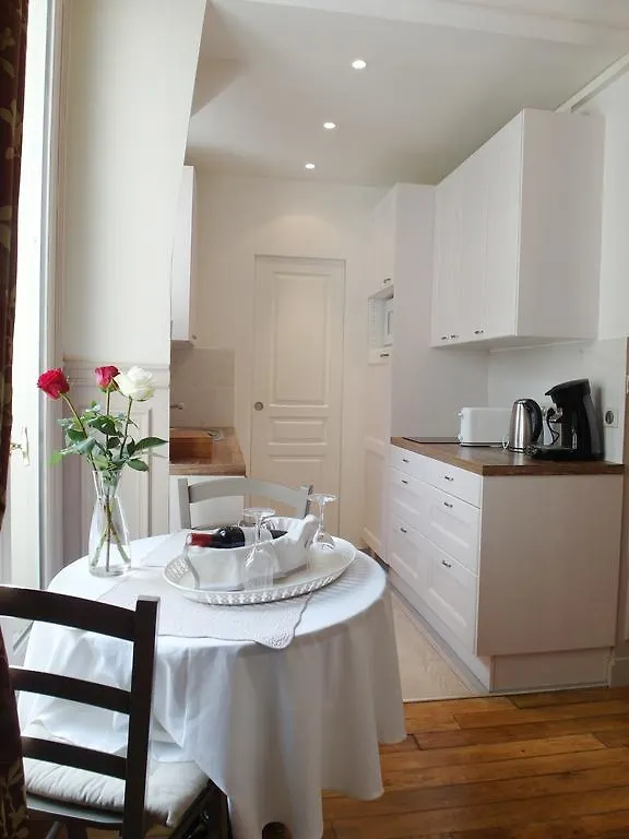 D : Louvre Elegant Bed & Breakfast