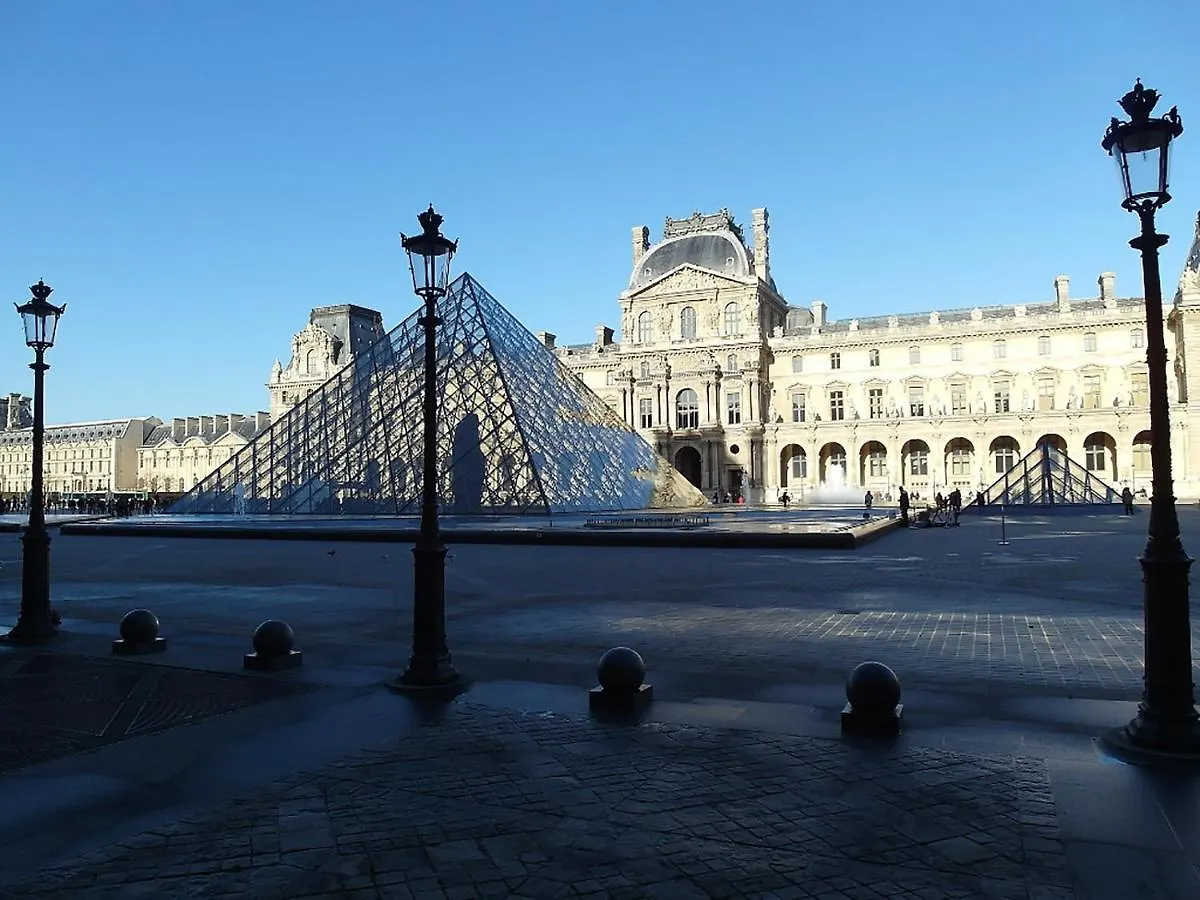 D : Louvre Elegant Bed & Breakfast 3*
